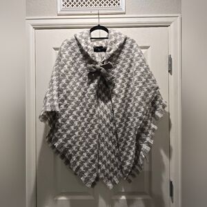 Anne Taylor Gray and White Houndstooth Poncho